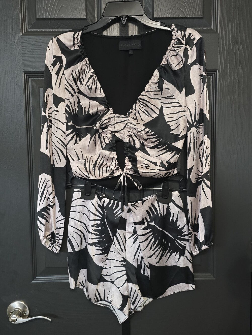 Kendall & Kylie Silk Black & Blush Leaf Print Two-Piece Set Crop Set XS